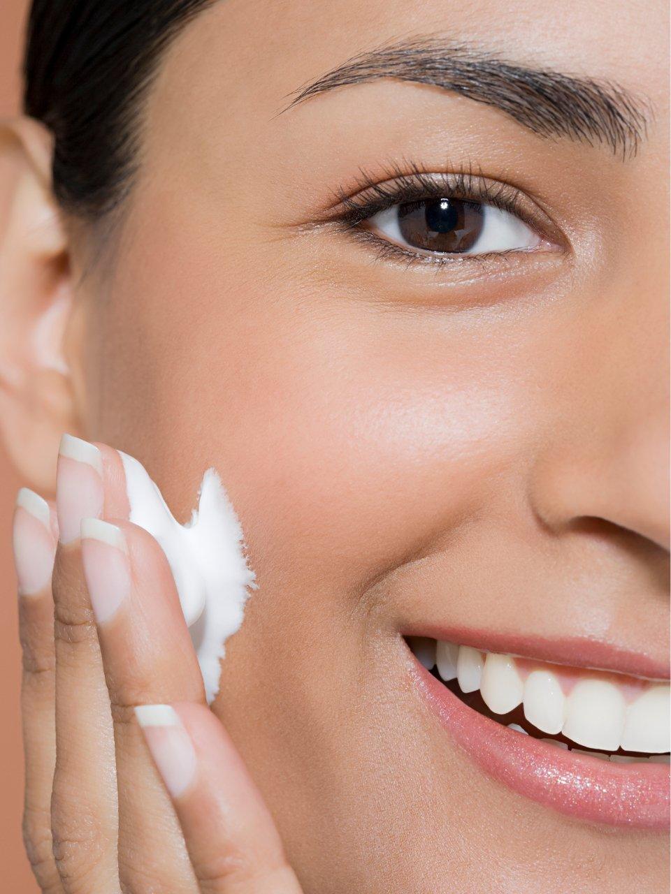 Eclat Soin Multi-Molecular-Weight Hyaluronic Acid Moisturising Day Cream applied on a smiling woman's face